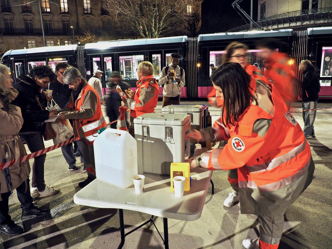 https://www.9lives-magazine.com/wp-content/uploads/2023/04/9-20230315-20h30-DIJON-CENTRE-VILLE-CROIX-ROUGE-FRANCAISE-MARAUDE-DISTRIBUTION-AUX-BENEFICIAIRES-DE-SANDWITCHS-SOUPE-PAIN-ET-BOISSONS-CHAUDES-2-%C2%A9-Jacques-Revon-copie.jpg https://www.9lives-magazine.com/wp-content/uploads/2023/04/9-20230315-20h30-DIJON-CENTRE-VILLE-CROIX-ROUGE-FRANCAISE-MARAUDE-DISTRIBUTION-AUX-BENEFICIAIRES-DE-SANDWITCHS-SOUPE-PAIN-ET-BOISSONS-CHAUDES-2-%C2%A9-Jacques-Revon-copie.jpg